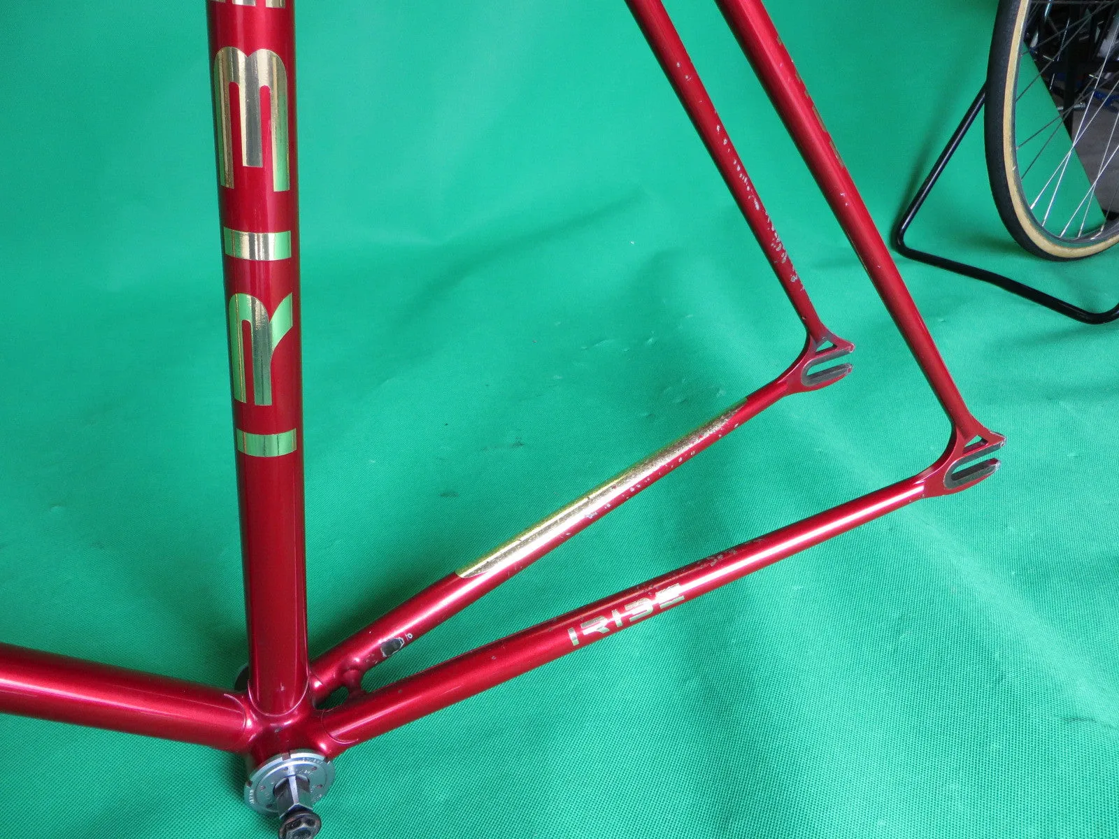 IRIBE | metallic red | 54.5cm